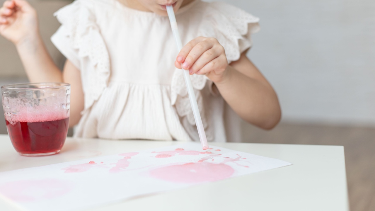 Piešimas pučiant per šiaudelį